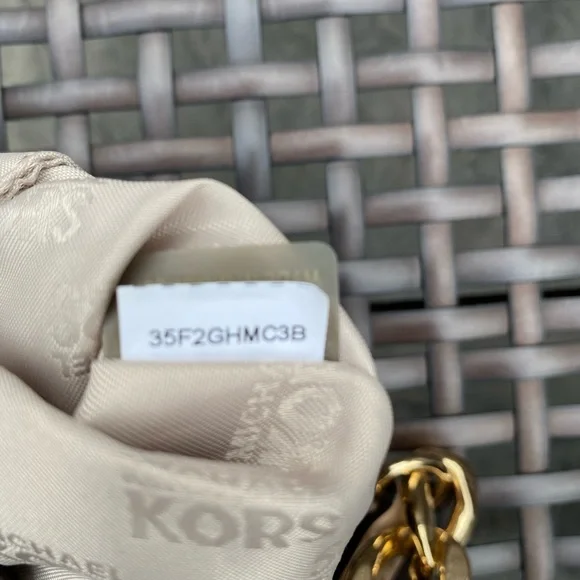 Michael Kors Crossbody bag. - Picture 3 of 11